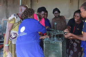 Women extract the filter from the replicating mold