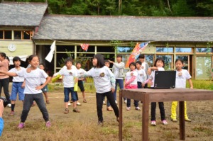Kumamoto children perform dance from their region