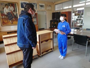 Student accepting book about Taylor from Endo-san