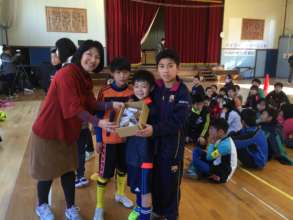 TAMF's Mihoko Terada awarding Endo-san's straps