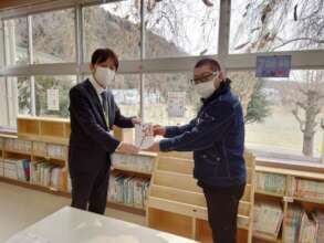 Futamata ES Principal Receives Book Coupons