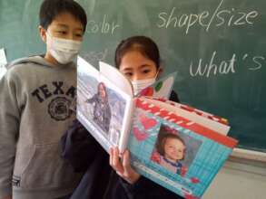 Students Reading  Japanese/English Taylor Book