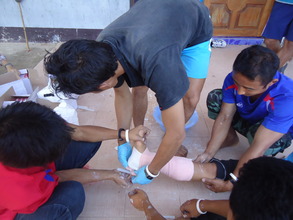 Medics apply casts during the trauma training