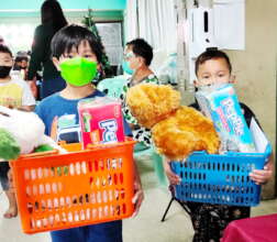 Kids with presents Klong Teoy Slum Community