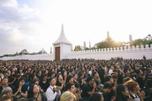 The Thai people wait outside Grand Palace