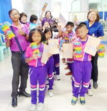 Volunteer help distribute to children