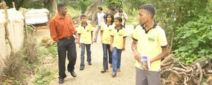 Wanni with the students of Damahana eVillage