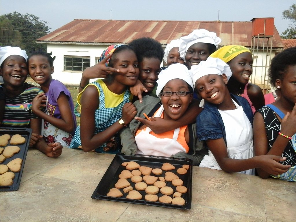 Support students in Uganda create an e-library