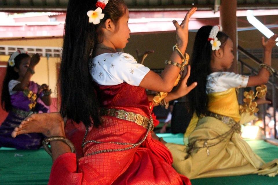 Hot lunches for 500 Cambodian children and youth