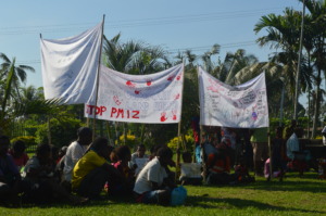 Clan protests in front of Madang Archdiocese