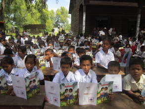Kids reading Phea's Dream