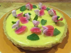 Lemon Pie with sweet pea flowers