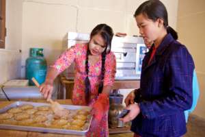 The girls learning muffin making