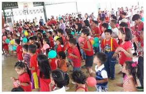 Filipino Kids Waiting For The Apple Giving 01