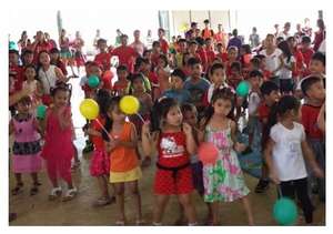 Filipino Kids Waiting For The Apple Giving 02