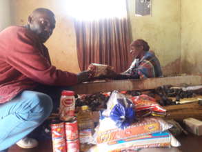 Pastor Bheki handing over food to a patient