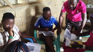 Alida (in bleu jersey) paying attention to details