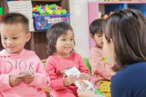 Child from A Xing Kindergarten receiving li xi