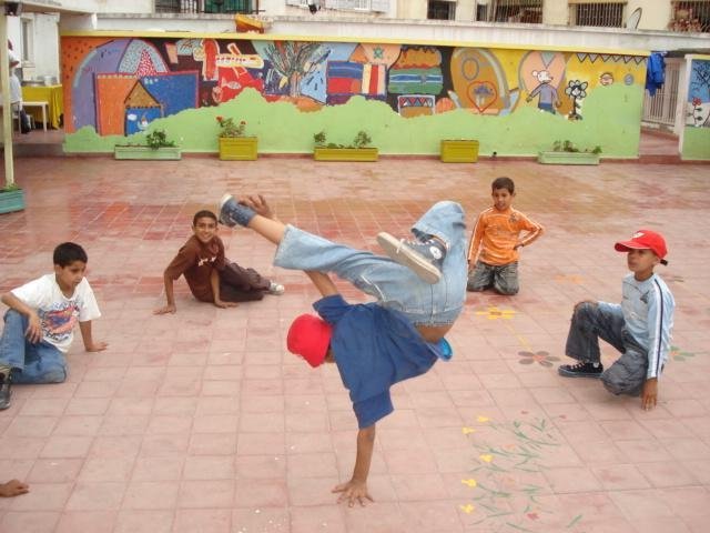 Dancing shantytowns - 150 children in Casablanca