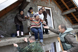 Serbian soldiers evacuating flood victims