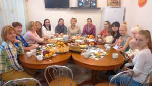 Mentors, teen moms chat. Svetlana center, beige.