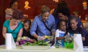 Families prepare healthy food at harvest day!