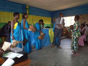 Outstanding Graduates are Awarded Chickens