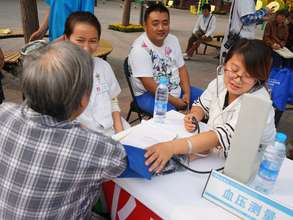 Medical personnel for the elderly to measure blood