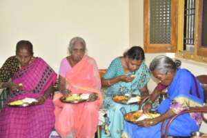 Seniors having a nutritious meal at SERUDS