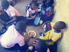 Kids eat "alfresco" ..