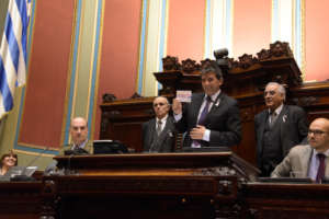 Uruguay's VP showing his vaccination certificate