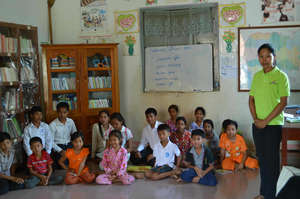 A YS volunteer providing a school lesson