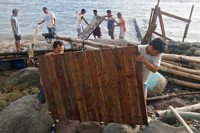 15 workers quickly dismantle the platform.