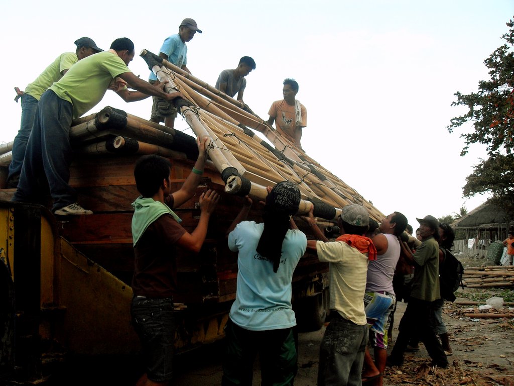 Beneficiaries helping the team unload the frames