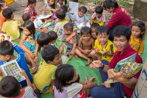 "Mobile Library" goes to poor neighborhoods daily