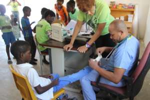 Dr. Joey and PoumonTEK treating the children