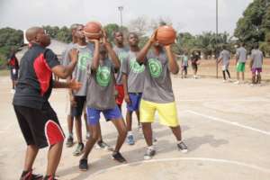 More coaching ! The kids learning how to shot