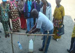 Tippy tap demonstration at Magburaka, Tonkolili
