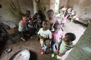 children grinding ground nut