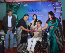 Guest of honour receiving a Momento