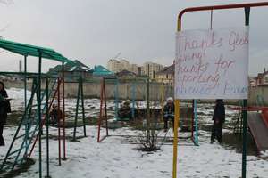 ARDI: kids enjoy the swings