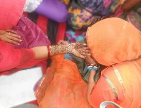 women learning Mehandi in Beauty parlor Training