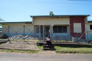Director of Las Claras in front of the building