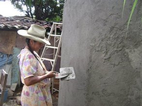 Doña Juana participating in a hands on workshop to build her fam