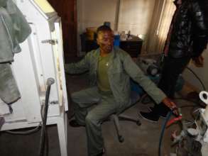 Working at the sand blasting cabinet