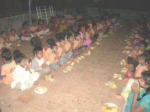 children eating snacks