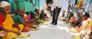 helping oldage people in india by giving food