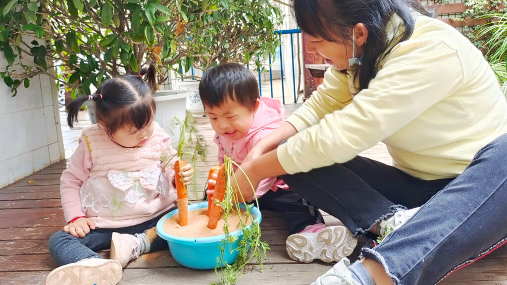 Xiongmei loves working with children!