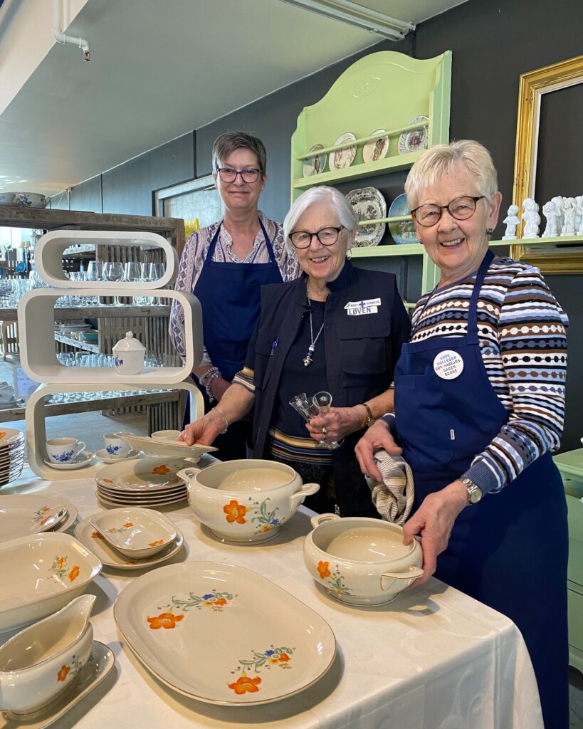 Volunteers in the Blue Cross secondhand shops