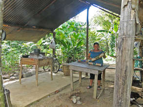 Local artisan, Amanda (Necase) Acosta @ workshop